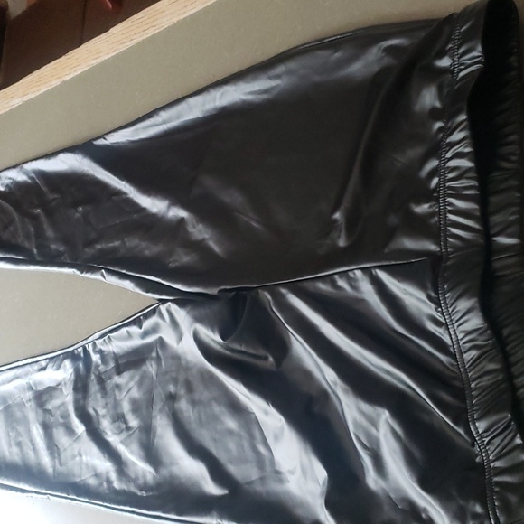 Black polyester pant very soft and very cute - Picture 2 of 4